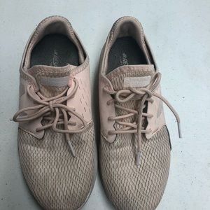 New Balance Size 7 Women’s Athletic Shoes